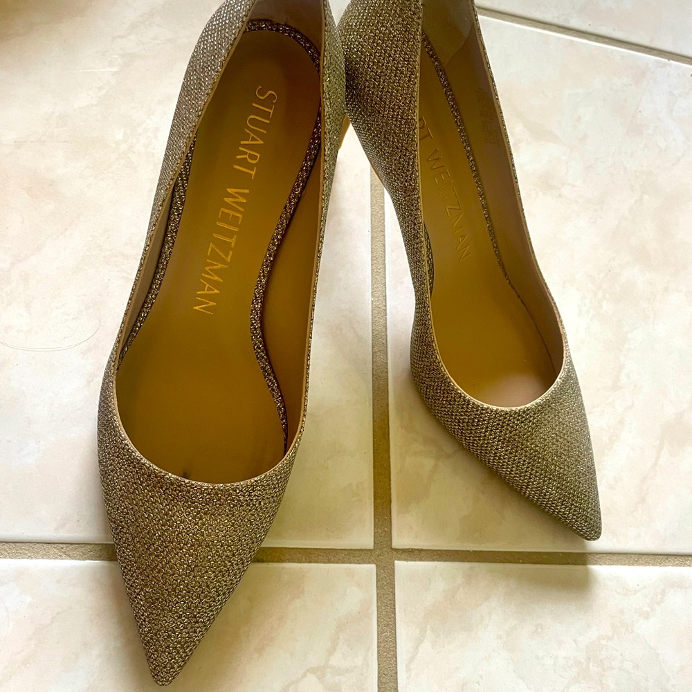 Stuart Weitzman low heel. Metallic gold size 7.5.